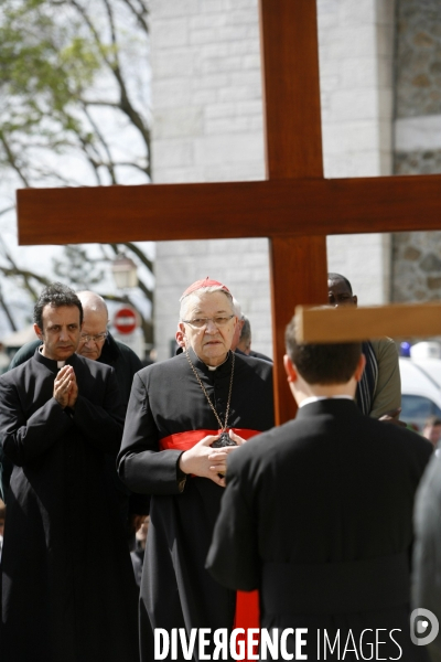 Chemin de Croix de Pâques en présence du Cardinel André VINGT-TROIS archevêque de Paris