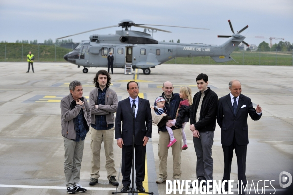 Les otages en syrie liberes avec francois hollande.