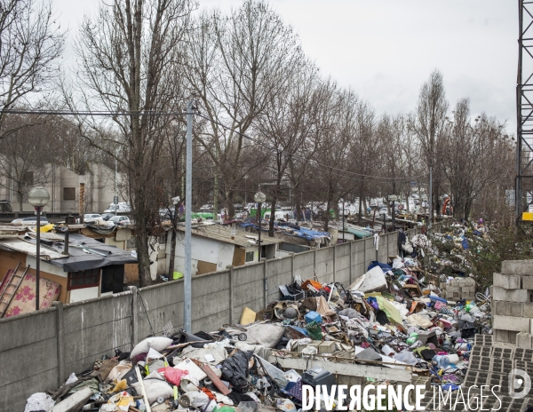 Destruction d un camps d  immigrés roumains