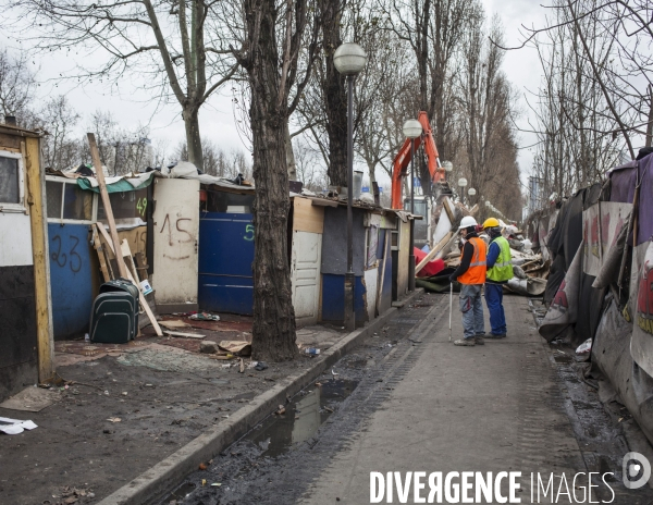 Destruction d un camps d  immigrés roumains