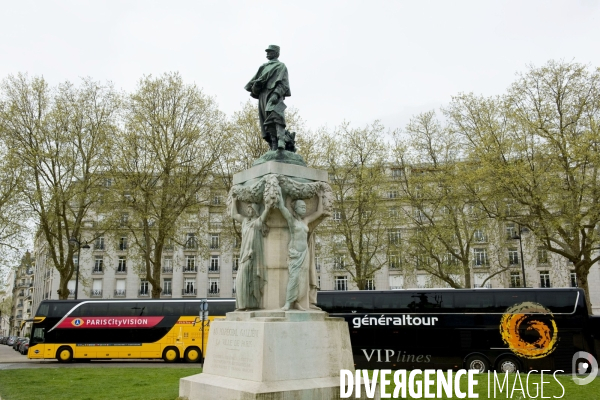 Illustration Avril 2014.Aux Invalides un autobus de Generaltour derriere la statue du maréchal Galliéni.