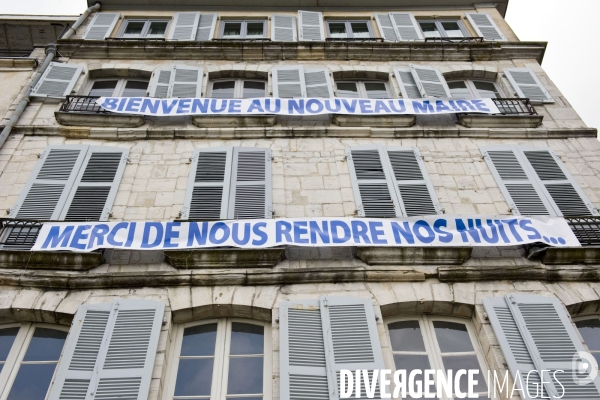 Illustration Avril 2014.Bayonne,Sur les façades des immeubles du quai Chaho, des riverains demandent au nouveau maire jean rene Etchegaray de mettre un terme aux nuisances sonores des consommateurs des cafés.