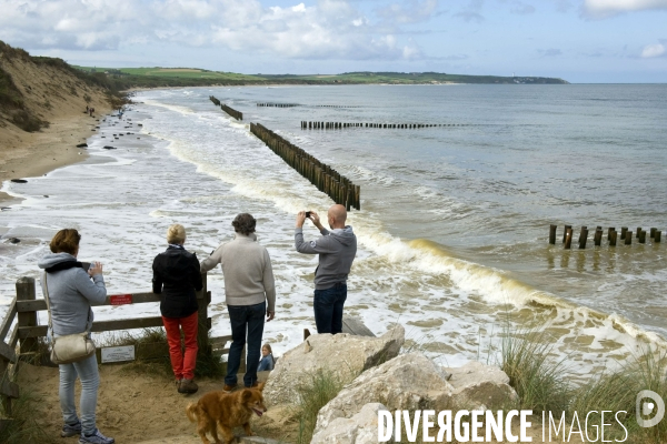 Illustration Avril 2014...Installation de mille pieux pour proteger la dune et tenter d enrayer son erosion.dans la baie de Wissant