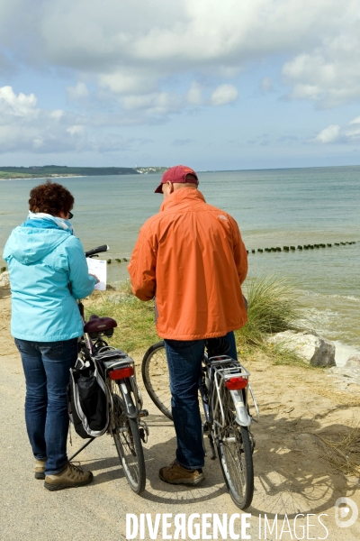 Illustration Avril 2014.Sur la digue de la plage de Wissant, un couple de cyclistes consulte une carte