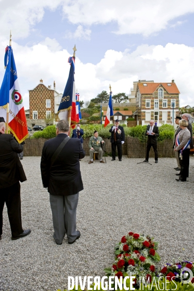 Illustration Avril 2014..Des anciens combattants, participent a une ceremonie de commemorations au monument aux morts de Wimereux