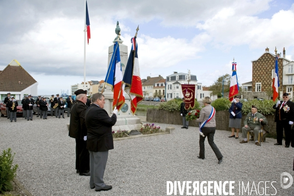 Illustration Avril 2014..Des anciens combattants, participent a une ceremonie de commemorations au monument aux morts de Wimereux