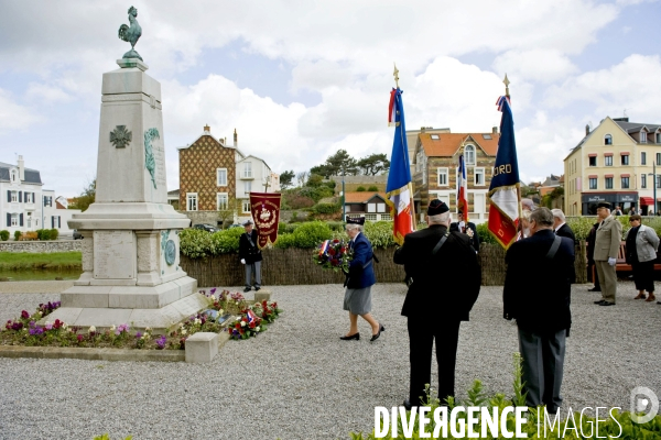 Illustration Avril 2014..Des anciens combattants, participent a une ceremonie de commemorations au monument aux morts de Wimereux