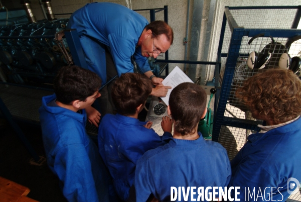 Le Lycee Maritime de Ciboure : formation de jeunes adolescents aux metiers de marins pecheurs