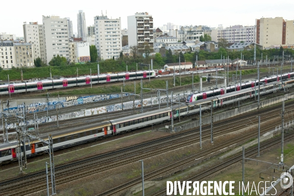 Illustration Avril 2014.Le faisceau ferroviaire de la gare du Nord.Trains, un Corail et deux rames de trains de banlieu