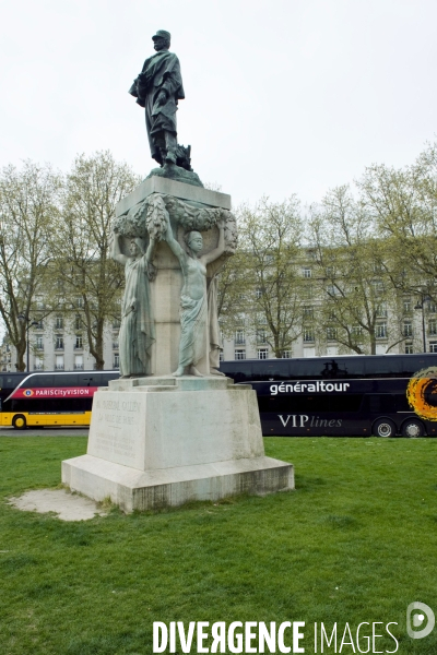 Illustration Avril 2014.Aux Invalides un autobus de Generaltour derriére la statue du maréchal Gallieni.