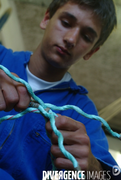 Le Lycee Maritime de Ciboure : formation de jeunes adolescents aux metiers de marins pecheurs