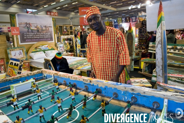 La Foire de Paris.Portrait de Fara Beuthame Mendy ebeniste senegalais qui propose des meubles realisés avec le bois de vieilles piroges decorees.