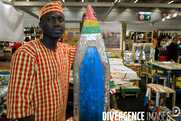 La Foire de Paris.Portrait de Fara Beuthame Mendy ebeniste senegalais qui propose des meubles realisés avec le bois de vieilles piroges decorees.