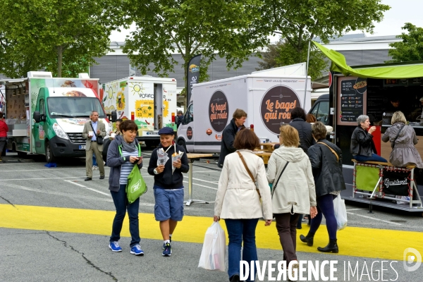 La Foire de Paris.Le village des food trucks a l heure du dejeuner