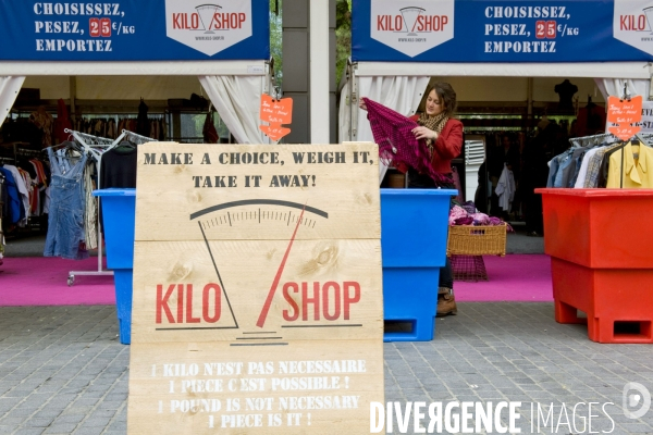 La Foire de Paris.Kilo Shop, vente de vetements au kilo.