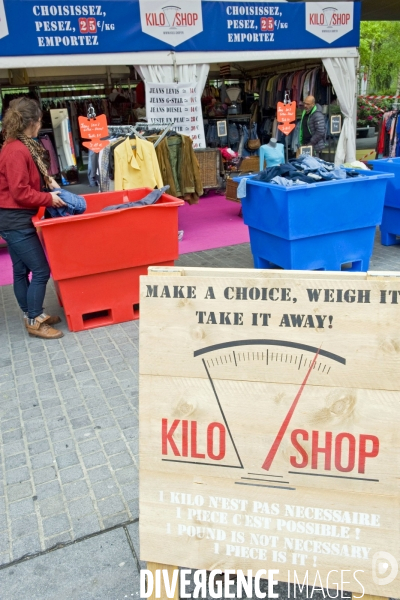 La Foire de Paris.Kilo Shop, vente de vetements au kilo.