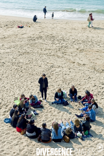 Illustration Avril 2014..Reunion de filles  avec des serres tete Abeille sur la plage de saint jean de Luz
