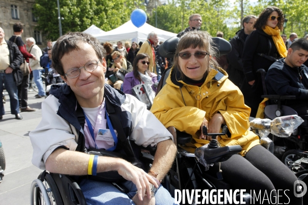 Les Handicapes manifestent pour demander l Accessibilité