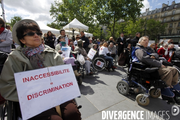 Les Handicapes manifestent pour demander l Accessibilité