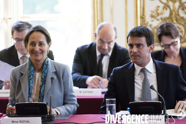 Manuel Valls reunit les ministres a Matignon.