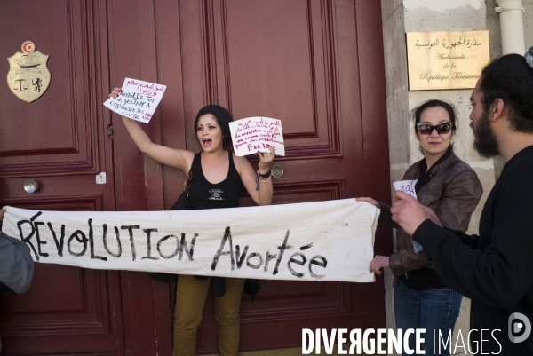 Manifestation devant l ambassade de tunisie a paris pour denoncer l arrestation du blogueur azyz amami.