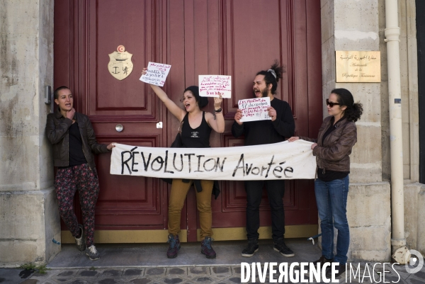 Manifestation devant l ambassade de tunisie a paris pour denoncer l arrestation du blogueur azyz amami.