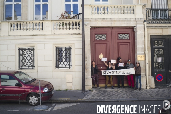 Manifestation devant l ambassade de tunisie a paris pour denoncer l arrestation du blogueur azyz amami.