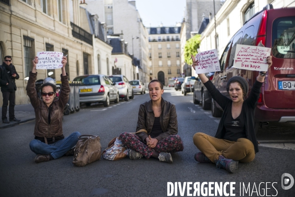 Manifestation devant l ambassade de tunisie a paris pour denoncer l arrestation du blogueur azyz amami.