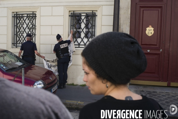 Manifestation devant l ambassade de tunisie a paris pour denoncer l arrestation du blogueur azyz amami.