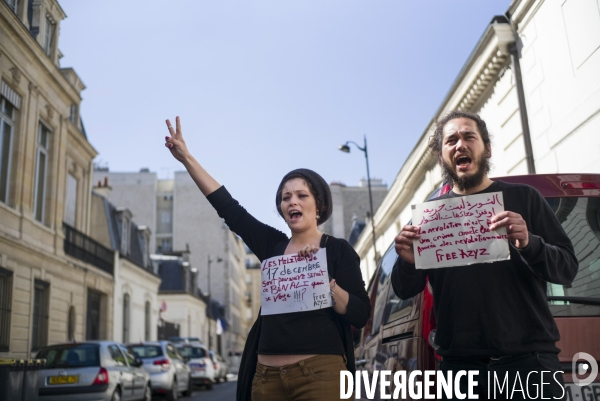 Manifestation devant l ambassade de tunisie a paris pour denoncer l arrestation du blogueur azyz amami.