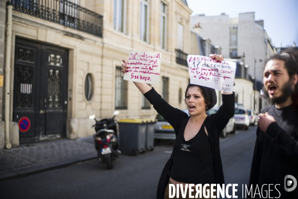 Manifestation devant l ambassade de tunisie a paris pour denoncer l arrestation du blogueur azyz amami.