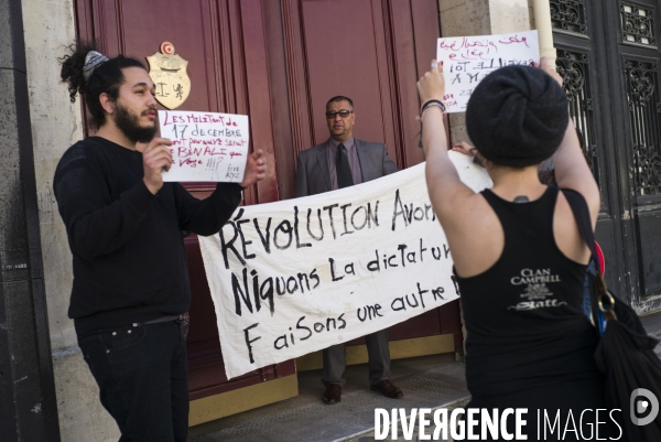 Manifestation devant l ambassade de tunisie a paris pour denoncer l arrestation du blogueur azyz amami.