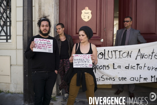 Manifestation devant l ambassade de tunisie a paris pour denoncer l arrestation du blogueur azyz amami.