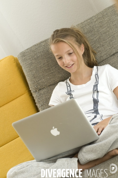 Enfant avec l ordinateur et les écrans. Children with computer and screens