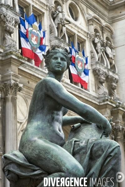 Illustration Mai 2014.La façade de la mairie de Paris pavoisée avec des drapeaux français.