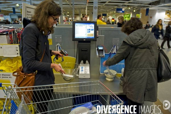 Illustration Mai 2014.Paiement à la caisse automatique chez Ikea.