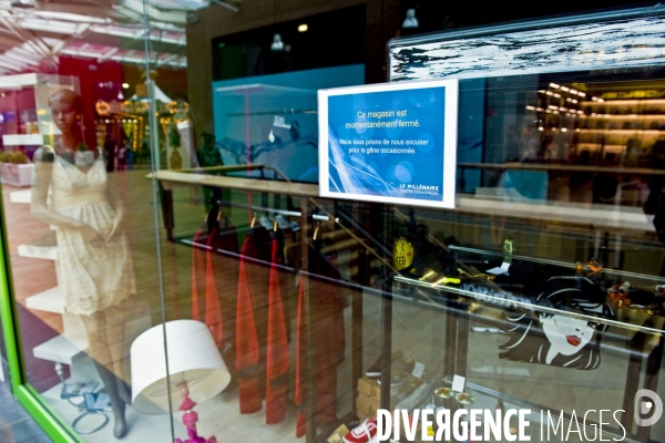 Illustration Mai 2014.Centre commercial Le Millénaire.Affiche sur la vitrine annoncant la fermeture d un magasin