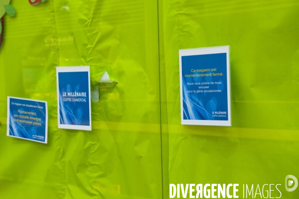 Illustration Mai 2014.Centre commercial Le Millénaire.Affiche sur la vitrine annoncant la fermeture d un magasin