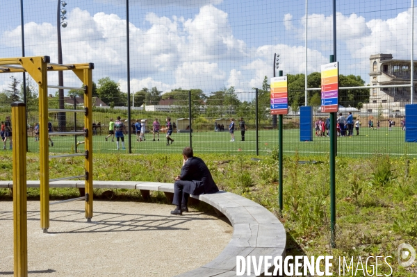 Illustration Mai 2014.Les pelouses de l hippodrome d Auteuil. Espace vert de douze hectares dans l enceinte de l hippodrome accessible à tous offre  une promenade reliant la porte d Auteuil a la porte de Passy et le bois de Boulogne, cinq terrains de spo