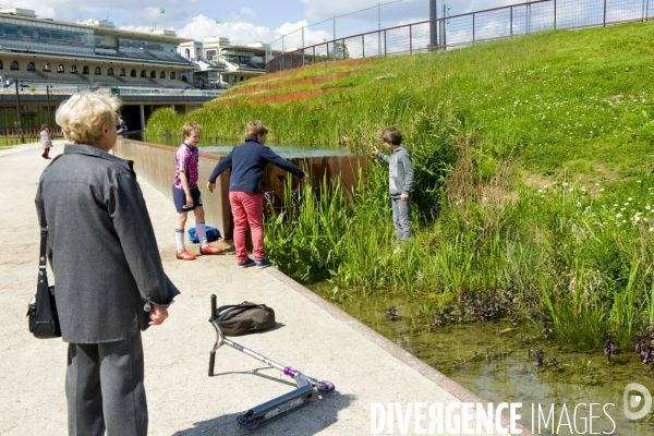 Illustration Mai 2014.Les pelouses de l hippodrome d Auteuil. Espace vert de douze hectares dans l enceinte de l hippodrome accessible à tous offre  une promenade reliant la porte d Auteuil a la porte de Passy et le bois de Boulogne, cinq terrains de spo