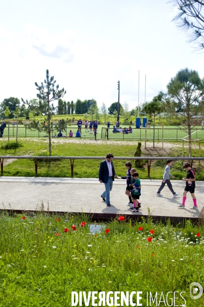 Illustration Mai 2014.Les pelouses de l hippodrome d Auteuil. Espace vert de douze hectares dans l enceinte de l hippodrome accessible à tous offre  une promenade reliant la porte d Auteuil a la porte de Passy et le bois de Boulogne, cinq terrains de spo