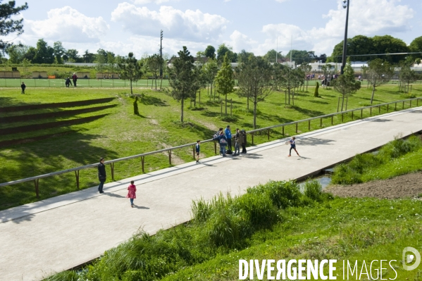 Illustration Mai 2014.Les pelouses de l hippodrome d Auteuil. Espace vert de douze hectares dans l enceinte de l hippodrome accessible à tous offre  une promenade reliant la porte d Auteuil a la porte de Passy et le bois de Boulogne, cinq terrains de spo