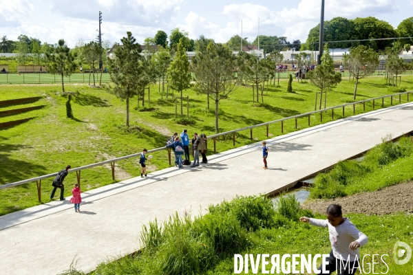 Illustration Mai 2014.Les pelouses de l hippodrome d Auteuil. Espace vert de douze hectares dans l enceinte de l hippodrome accessible à tous offre  une promenade reliant la porte d Auteuil a la porte de Passy et le bois de Boulogne, cinq terrains de spo