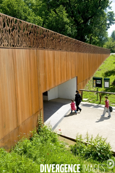 Illustration Mai 2014.Les pelouses de l hippodrome d Auteuil. Espace vert de douze hectares dans l enceinte de l hippodrome accessible à tous offre  une promenade reliant la porte d Auteuil a la porte de Passy et le bois de Boulogne, cinq terrains de spo