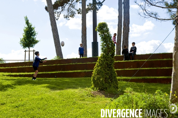 Illustration Mai 2014.Les pelouses de l hippodrome d Auteuil. Espace vert de douze hectares dans l enceinte de l hippodrome accessible à tous offre  une promenade reliant la porte d Auteuil a la porte de Passy et le bois de Boulogne, cinq terrains de spo