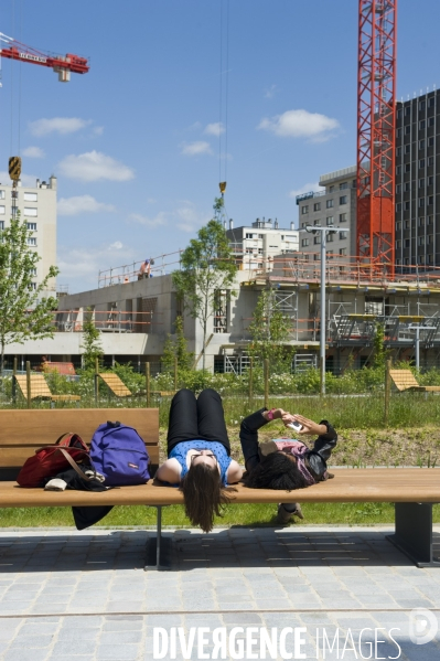 Illustration Mai 2014.Deux jeunes filles se reposent au soleil, sur un banc dans le parc martin luther king