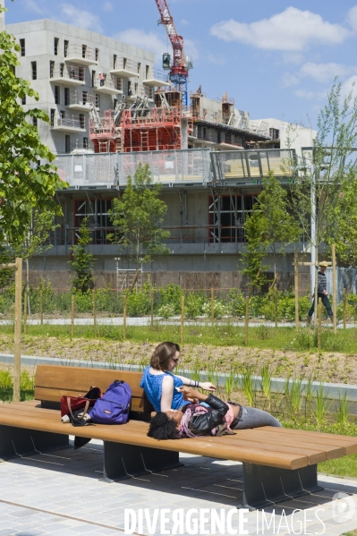 Illustration Mai 2014.Deux jeunes filles se reposent au soleil, sur un banc dans le parc martin luther king