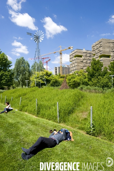 Illustration Mai 2014.Sieste au soleil au parc Sieste au soleil au parc Clichy batigolles.