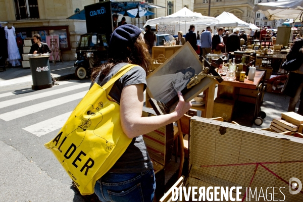 Illustration Mai 2014.A la brocante de printemps dans le troisiéme arrondissement