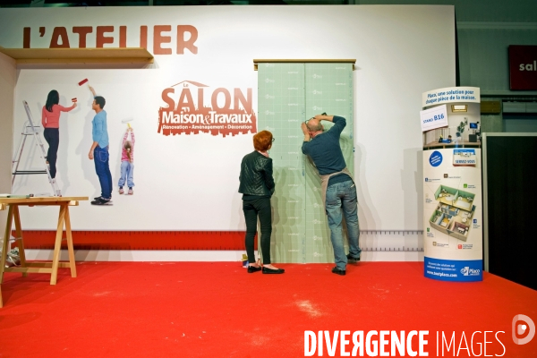 Illustration Mai 2014.Au salon Maison et Travaux,un atelier de pose de cloisons de mur de separation